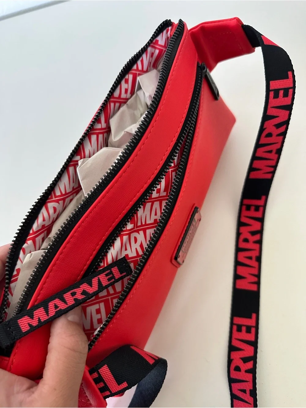 NWT Loungefly Marvel Logo Belt Bag, Crossbody, Fannypack with Black Strap - Picture 4 of 5